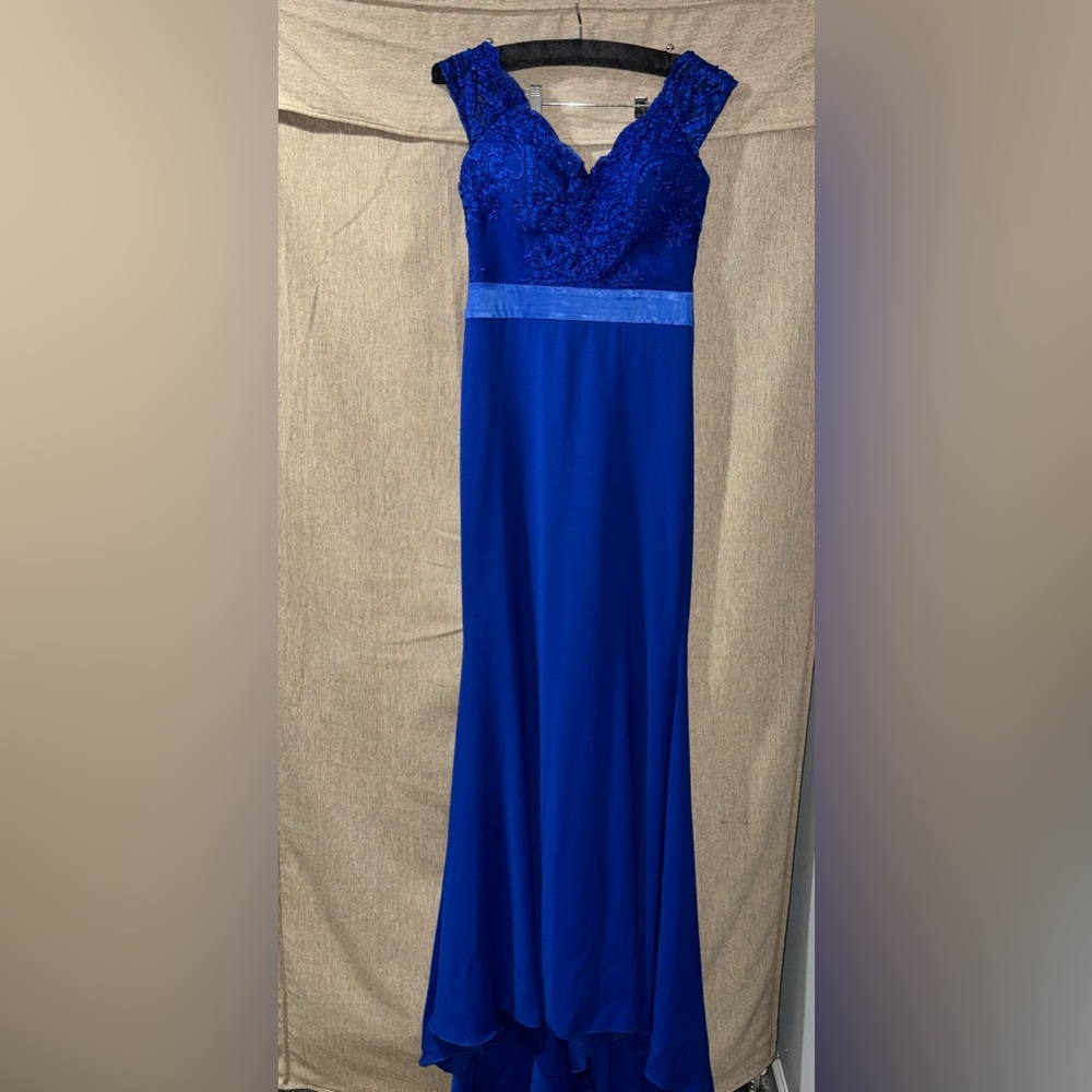 Lenita Royal Blue fitted Gown with Lace top & satin belt detail. Size 38 (s/m)